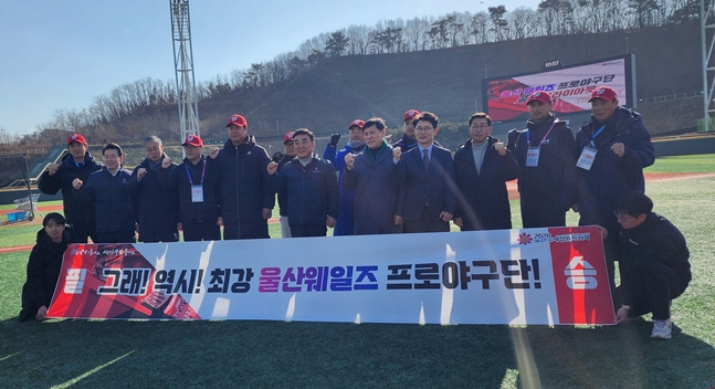 허구연 총재와 김두겸 울산시장의 방문에 함꼐 단체 사진 촬영을 하고 있다. /사진=박수진 기자