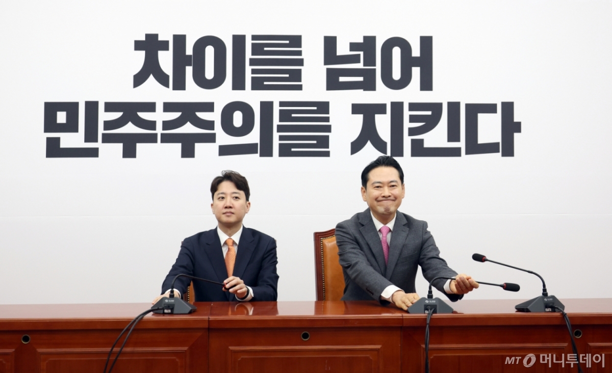 [서울=뉴시스] 김금보 기자 = 장동혁 국민의힘 대표와 이준석 개혁신당 대표가 13일 오전 서울 여의도 국회에서 열린 '공천헌금·통일교 특검 연대' 회동에서 공개발언을 마친 뒤 마이크를 치우고 있다. 2026.01.13. kgb@newsis.com /사진=김금보