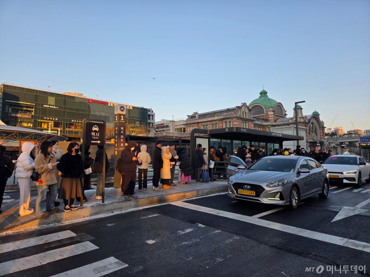 13일 오전 서울 중구 서울역 종합환승센터 택시 승강장에 사람들이 몰려있는 모습. /사진=김서현 기자.