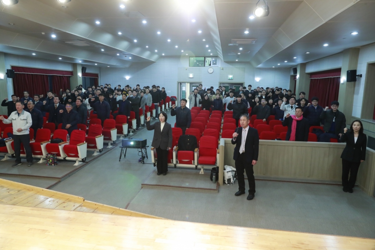 오킨스전자의 임직원들이 2026년 본격적인 성장을 위한 구호를 외치고 있다/사진제공=오킨스전자 