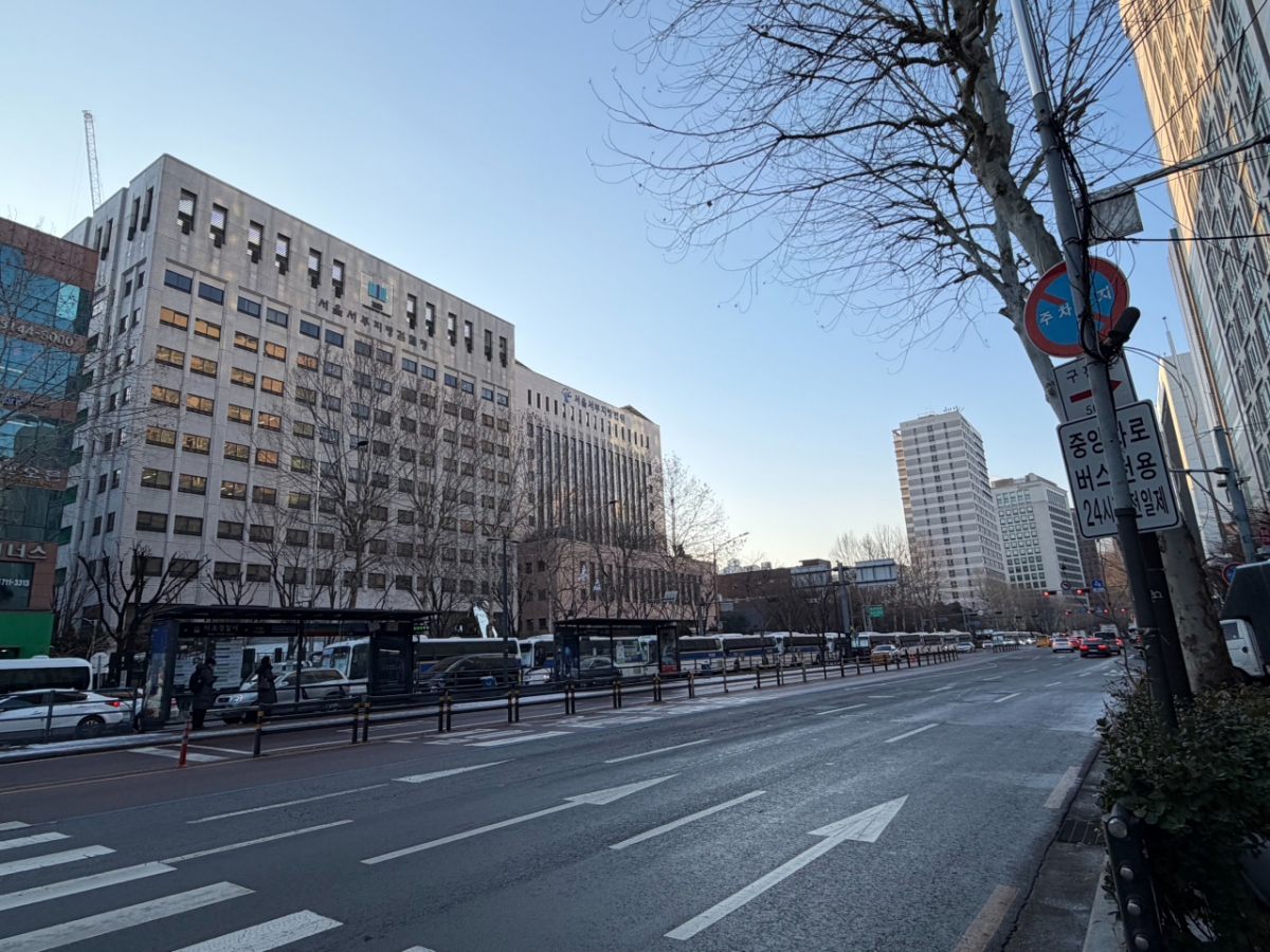 13일 오전 8시쯤 서울 마포구 서부지법 청사 앞에는 경찰 기동대 차량이 줄지어 서 있다. /사진=민수정 기자.