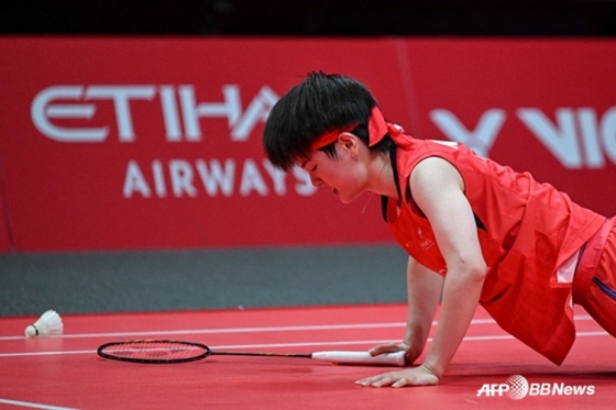 안세영과 경기 중 넘어진 왕즈이의 모습. /AFPBBNews=뉴스1