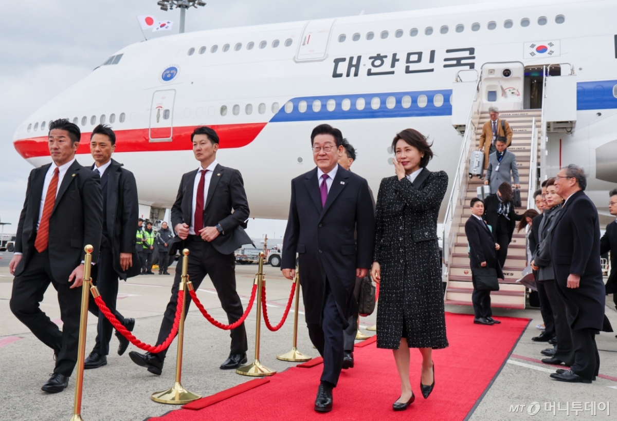 (오사카(일본)=뉴스1) 이재명 기자 = 일본 순방 일정에 나선 이재명 대통령과 김혜경 여사가 13일 오사카 간사이 국제공항에 도착한 공군1호기에서 내려 이동하고 있다. 2026.1.13/뉴스1  Copyright © 뉴스1. All rights reserved. 무단 전재 및 재배포,  AI학습 이용 금지. /사진=(오사카(일본)=뉴스1) 이재명 기자