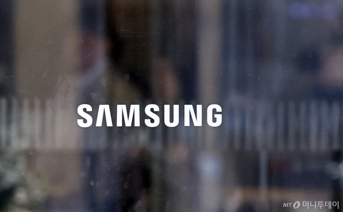 서울 서초구 삼성전자 사옥에 삼성로고가 보이고 있다. /사진=뉴시스 /사진=최진석