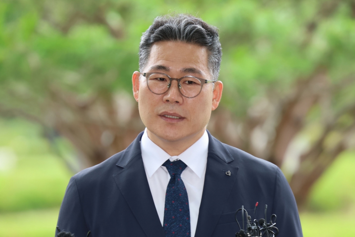 백해룡 전 영등포경찰서 형사과장(경정)이  임은정 동부지검장과 비공개 면담을 위해 지난해 7월17일 서울 송파구 서울동부지방검찰청으로 들어가며 취재진 질의에 답하고 있다. /사진=뉴시스.