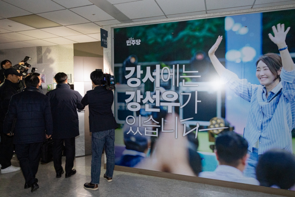 지난 11일 서울 여의도 국회 의원회관 강선우 의원 사무실에 의원실 관계자 및 경찰 관계자들이 들어서서 압수수색을 진행하는 모습./사진=뉴스1.