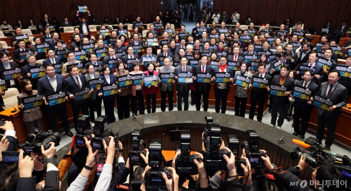 [서울=뉴시스] 김금보 기자 = 국민의힘 장동혁 대표, 송언석 원내대표, 당협위원장, 국회의원들이 13일 오후 서울 여의도 국회에서 열린 의원총회에서 '이재명 정권-더불어민주당 공천헌금·뇌물수수 규탄' 손피켓을 들고 구호를 외치고 있다. 2026.01.13. kgb@newsis.com /사진=김금보