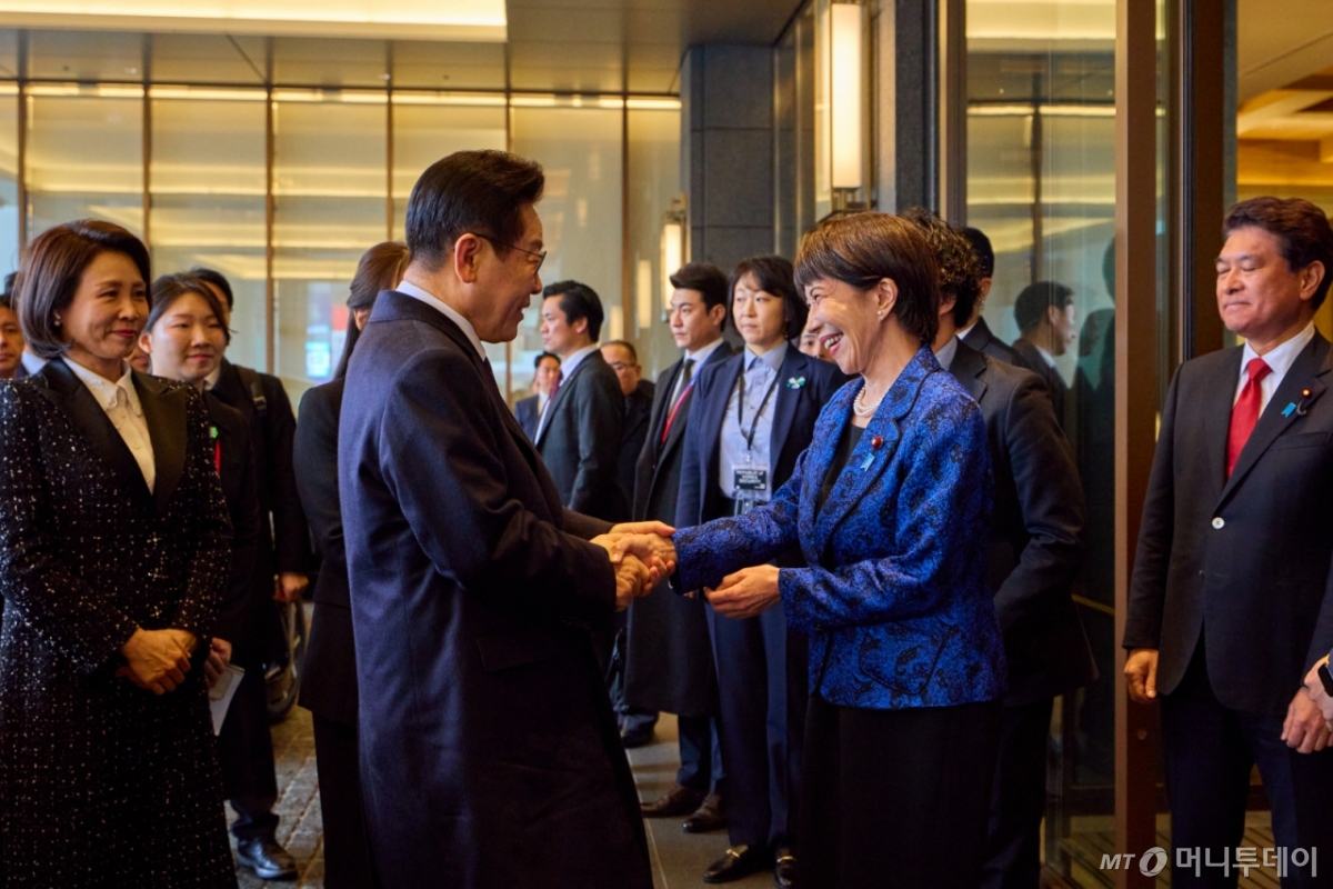 (나라(일본)=뉴스1) 이재명 기자 = 이재명 대통령이 13일 일본 나라현 회담장에서 열린 확대 회담에 앞서 마중 나온 다카이치 사나에 일본 총리와 악수하고 있다. (공동취재) 2026.1.13/뉴스1  Copyright © 뉴스1. All rights reserved. 무단 전재 및 재배포,  AI학습 이용 금지. /사진=(나라(일본)=뉴스1) 이재명 기자