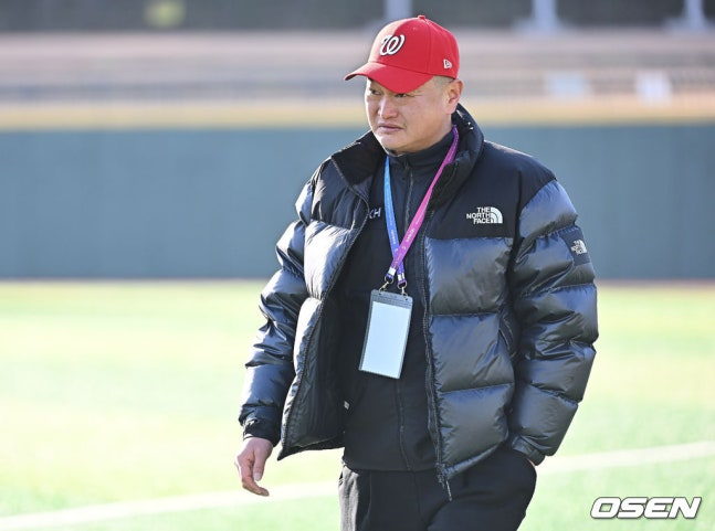 테스트를 위해 불펜장으로 이동하고 있는 박명환 투수코치.