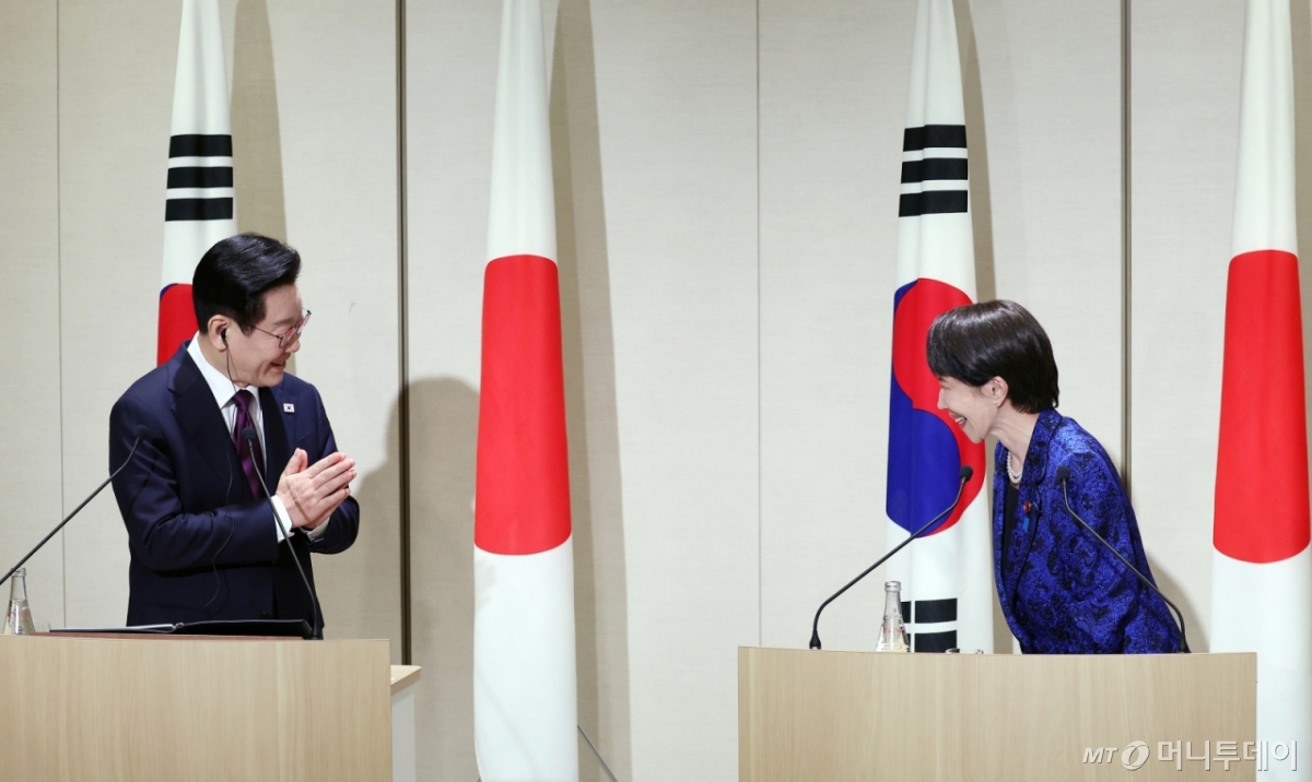 [나라=뉴시스] 고범준 기자 = 이재명 대통령이 13일(현지 시간) 나라현 회담장에서 다카이치 사나에 일본 총리의 발언을 들은 뒤 박수를 치고 있다. 2026.01.13. bjko@mewsis.com /사진=