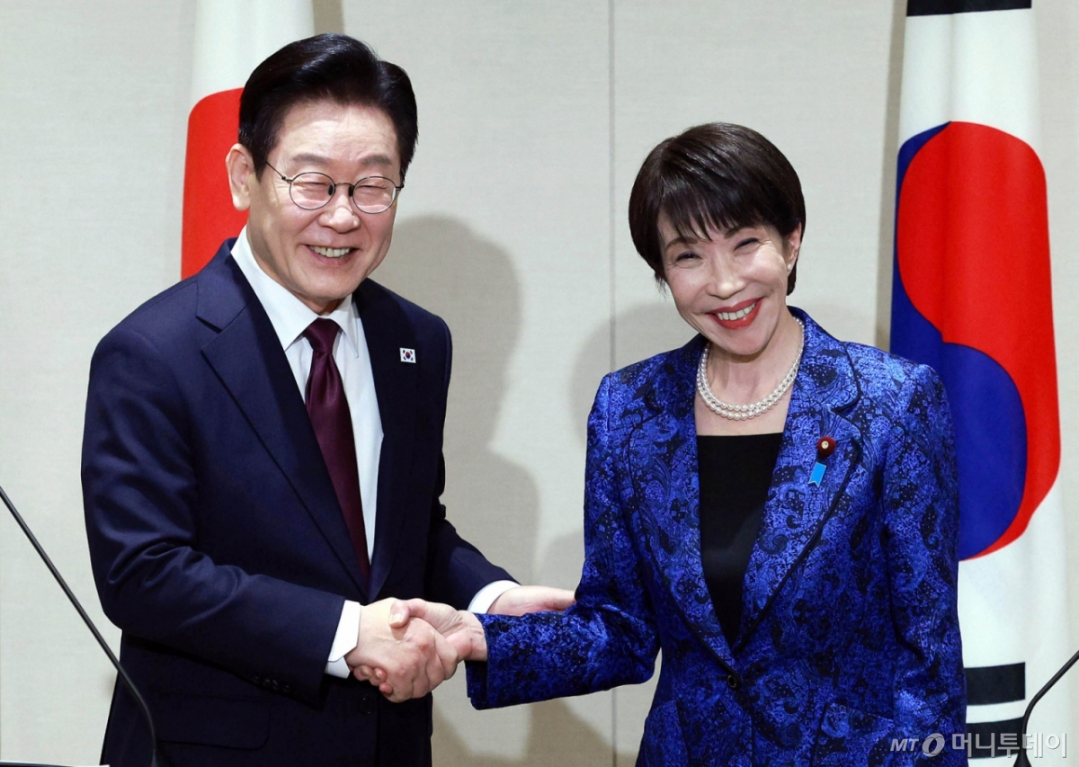 [나라=뉴시스] 고범준 기자 = 이재명 대통령과 다카이치 사나에 일본 총리가 13일(현지 시간) 나라현 회담장에서 한일 공동 언론발표를 마친 뒤 악수하고 있다. 2026.01.13. bjko@mewsis.com /사진=고범준