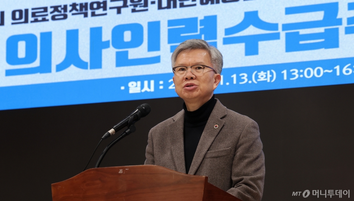 김택우 대한의사협회 회장이 13일 서울 용산구 의협회관에서 열린 '정부 의사인력수급추계의 문제점과 대안' 공동기획세미나에서 인사말을 하고 있다. /사진=(서울=뉴스1) 김성진 기자