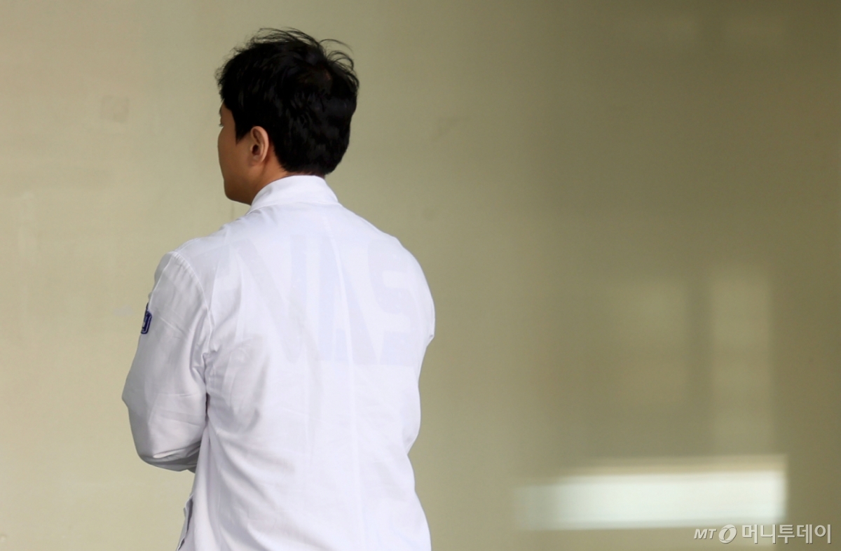 의사 인력 수요·공급을 예측하고 의대 정원 규모를 추계하는 의사인력 수급추계위원회(추계위)가 2040년 의사인력이 최대 1만1136명이 부족할 거라고 결론을 내렸다.  31일 서울 시내 한 대학병원에서 한 의사가 이동하고 있다/사진=[서울=뉴시스] 홍효식 기자