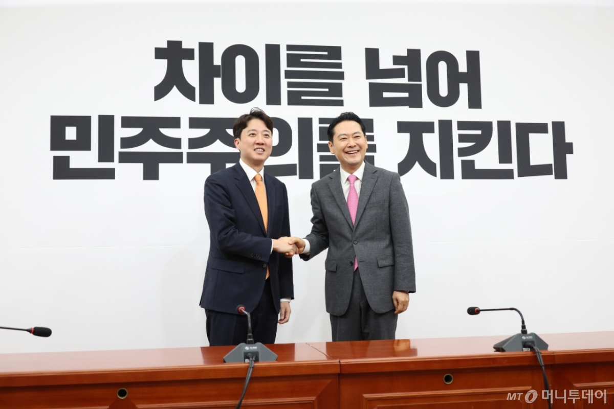 [서울=뉴시스] 김금보 기자 = 장동혁 국민의힘 대표와 이준석 개혁신당 대표가 13일 오전 서울 여의도 국회에서 열린 '공천헌금·통일교 특검 연대' 회동에서 악수를 하고 있다. 2026.01.13. kgb@newsis.com /사진=김금보