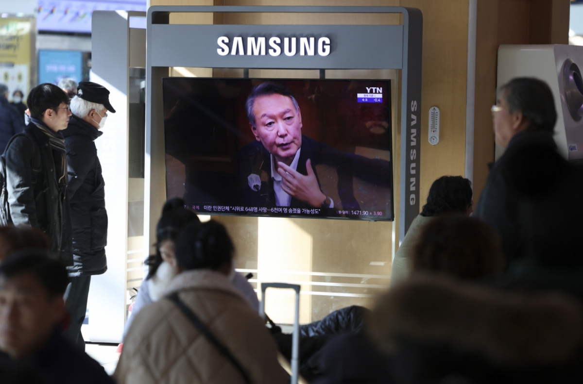 윤석열 전 대통령의 내란 우두머리 혐의 재판을 마무리하는 결심 절차가 재개된 13일 서울역 대합실에서 시민들이 관련 뉴스를 시청하고 있다. /사진=뉴시스
