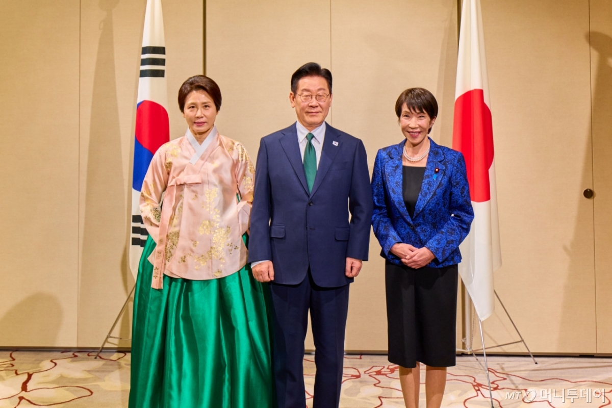 [나라=뉴시스] 고범준 기자 = 이재명 대통령과 김혜경 여사가 13일(현지 시간) 일본 나라현 회담장에서 열린 다카이치 사나에 총리와 만찬에서 기념촬영을 하고 있다. (공동취재) 2026.01.13. bjko@mewsis.com /사진=