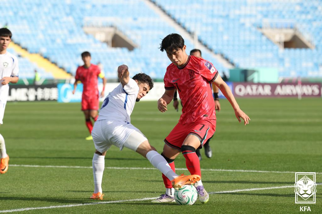 한국 23세 이하(U-23) 대표팀 강성진이 13일 우즈베키스탄과의 2026 AFC U-23 아시안컵 조별리그 C조 3차전에서 드리블 돌파를 하고 있다. /사진=대한축구협회 제공
