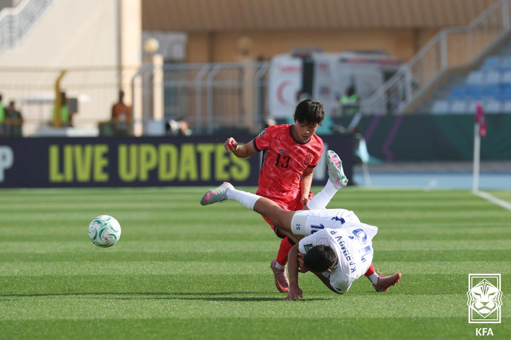 한국 23세 이하(U-23) 대표팀 김도현이 13일 우즈베키스탄과의 2026 AFC U-23 아시안컵 조별리그 C조 3차전에서 볼 경합을 펼치고 있다. /사진=대한축구협회 제공