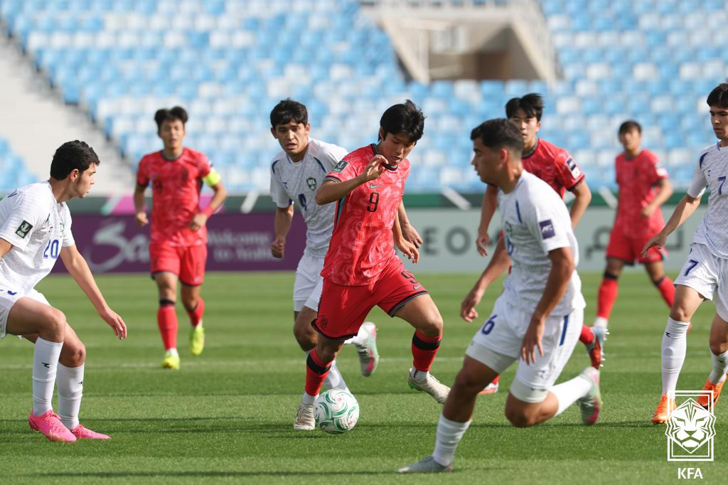 한국 23세 이하(U-23) 대표팀 김태원이 13일 우즈베키스탄과의 2026 AFC U-23 아시안컵 조별리그 C조 3차전에서 드리블 돌파를 하고 있다. /사진=대한축구협회 제공
