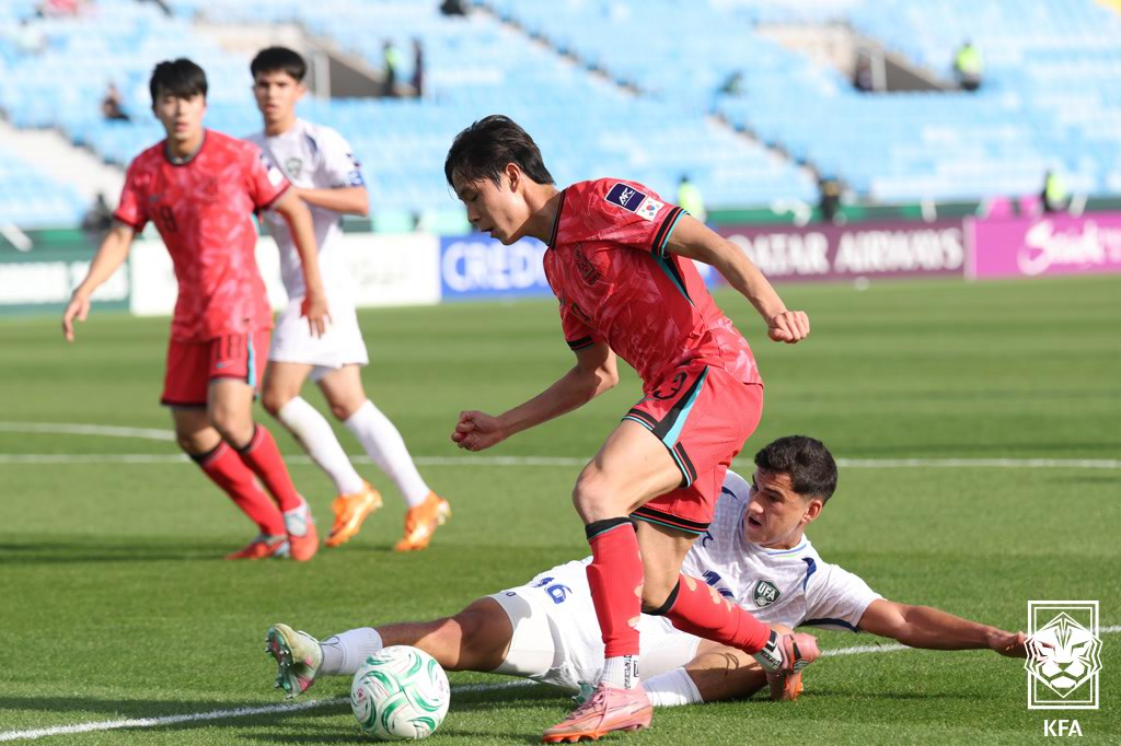 한국 23세 이하(U-23) 대표팀 김도현이 13일 우즈베키스탄과의 2026 AFC U-23 아시안컵 조별리그 C조 3차전에서 드리블 돌파를 하고 있다. /사진=대한축구협회 제공