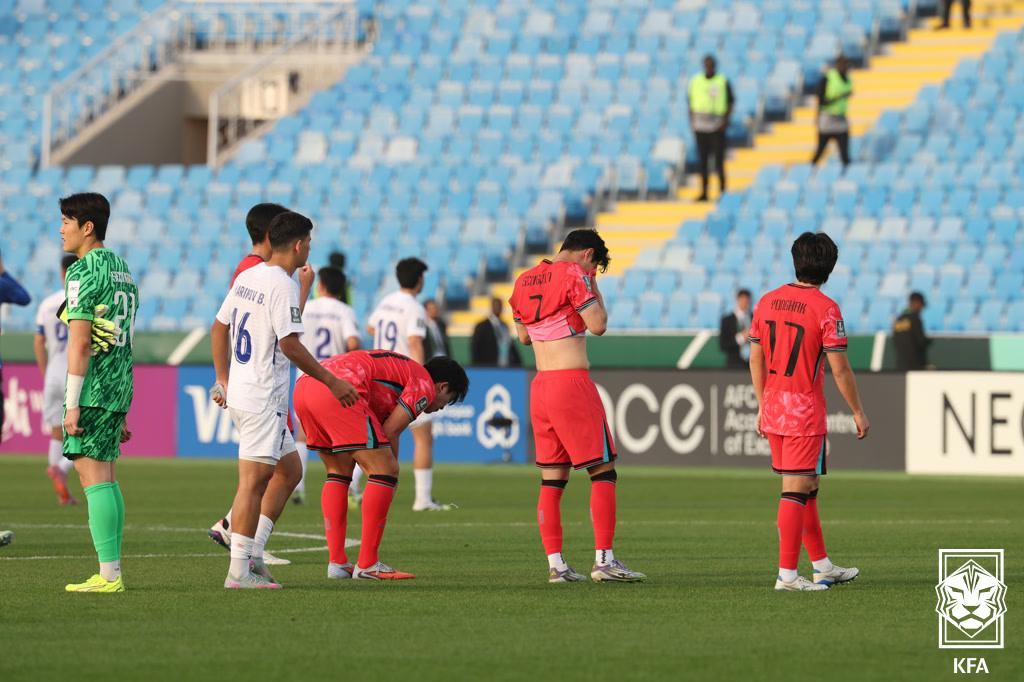 대한민국 23세 이하(U-23) 축구대표팀 선수들이 13일 사우디아라비아 리야드의 프린스 파이잘 핀 파드 스타디움에서 열린 2026 AFC U-23 아시안컵 조별리그 C조 3차전 우즈베키스탄전 0-2 완패 후 아쉬워하고 있다. /사진=대한축구협회 제공