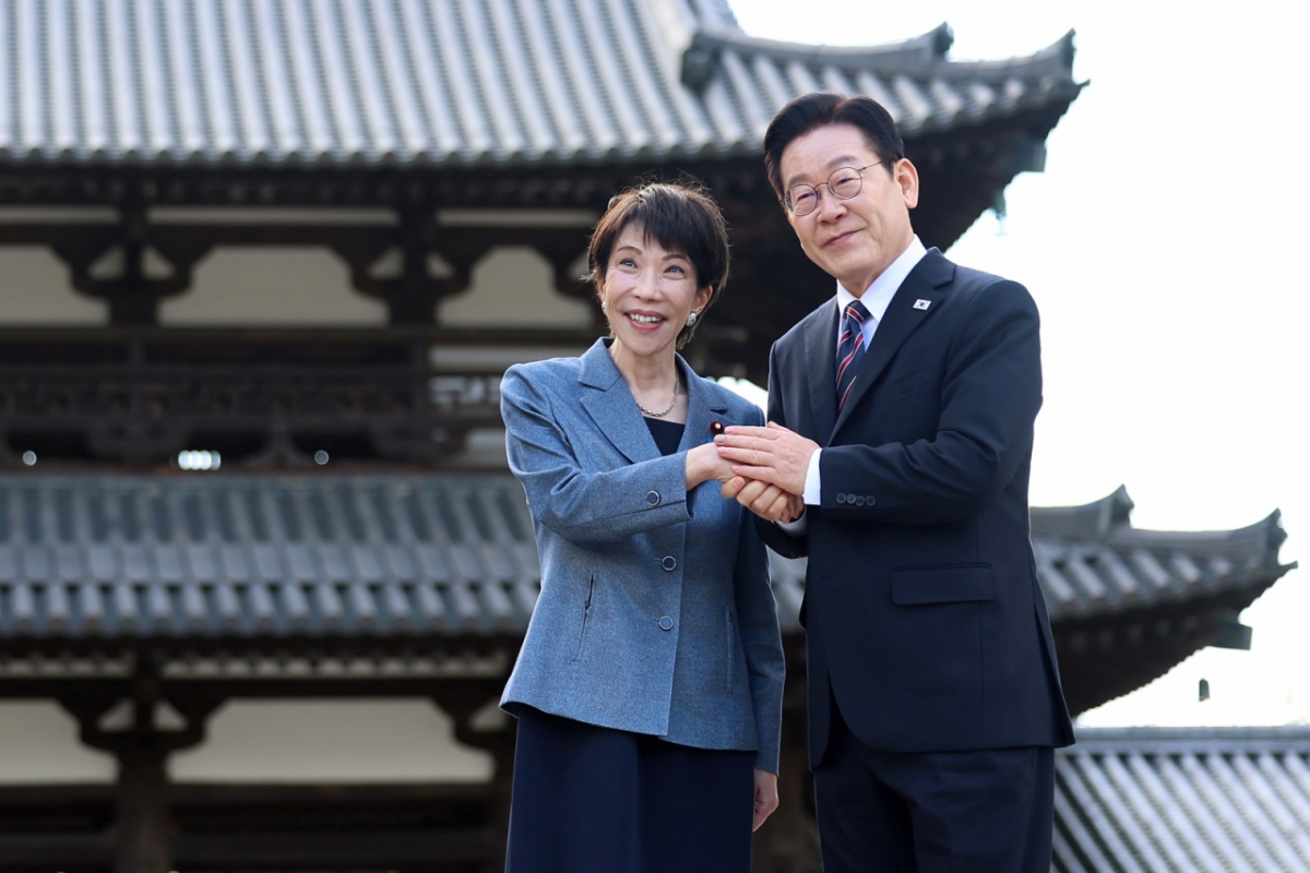 이재명 대통령과 다카이치 사나에 일본 총리가 14일 일본 나라현 대표 문화유적지인 호류지에서 기념촬영에 임했다./사진=뉴시스  