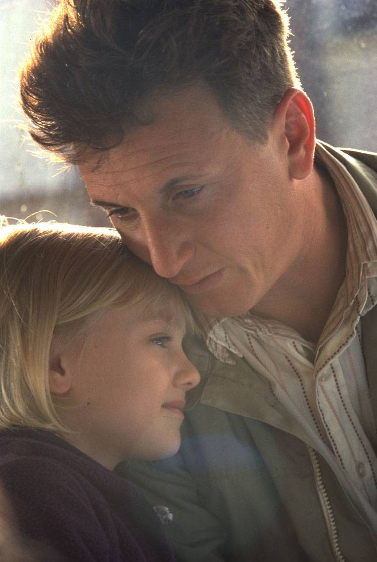 영화 '아이엠샘' 스틸컷 속 배우 숀 펜(오른쪽)과 다코타 패닝(왼쪽)의 모습. /사진=브에나비스타코리아 