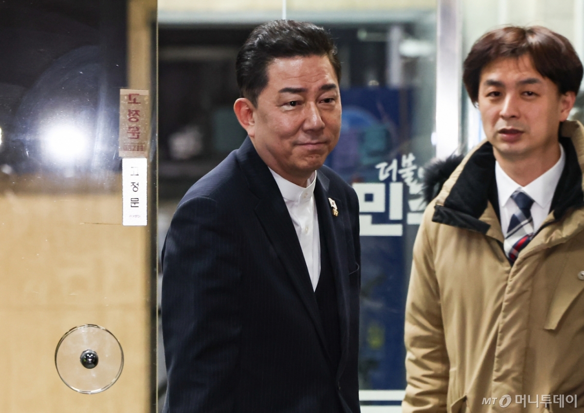 (서울=뉴스1) 김도우 기자 = 김병기 더불어민주당 전 원내대표가 12일 서울 여의도 중앙당사에서 열린 윤리심판원 회의에 출석해 소명 후 당사를 나서고 있다. 2026.1.12/뉴스1  Copyright © 뉴스1. All rights reserved. 무단 전재 및 재배포,  AI학습 이용 금지. /사진=(서울=뉴스1) 김도우 기자