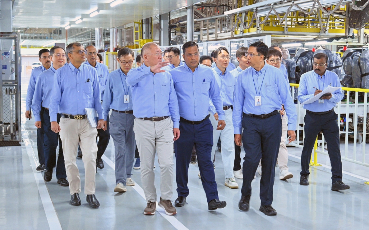 정의선 현대차그룹 회장(앞줄 오른쪽 세번째)이 현대차 인도 첸나이공장 임직원들과 함께 생산 라인을 점검하고 있다./사진=현대차그룹