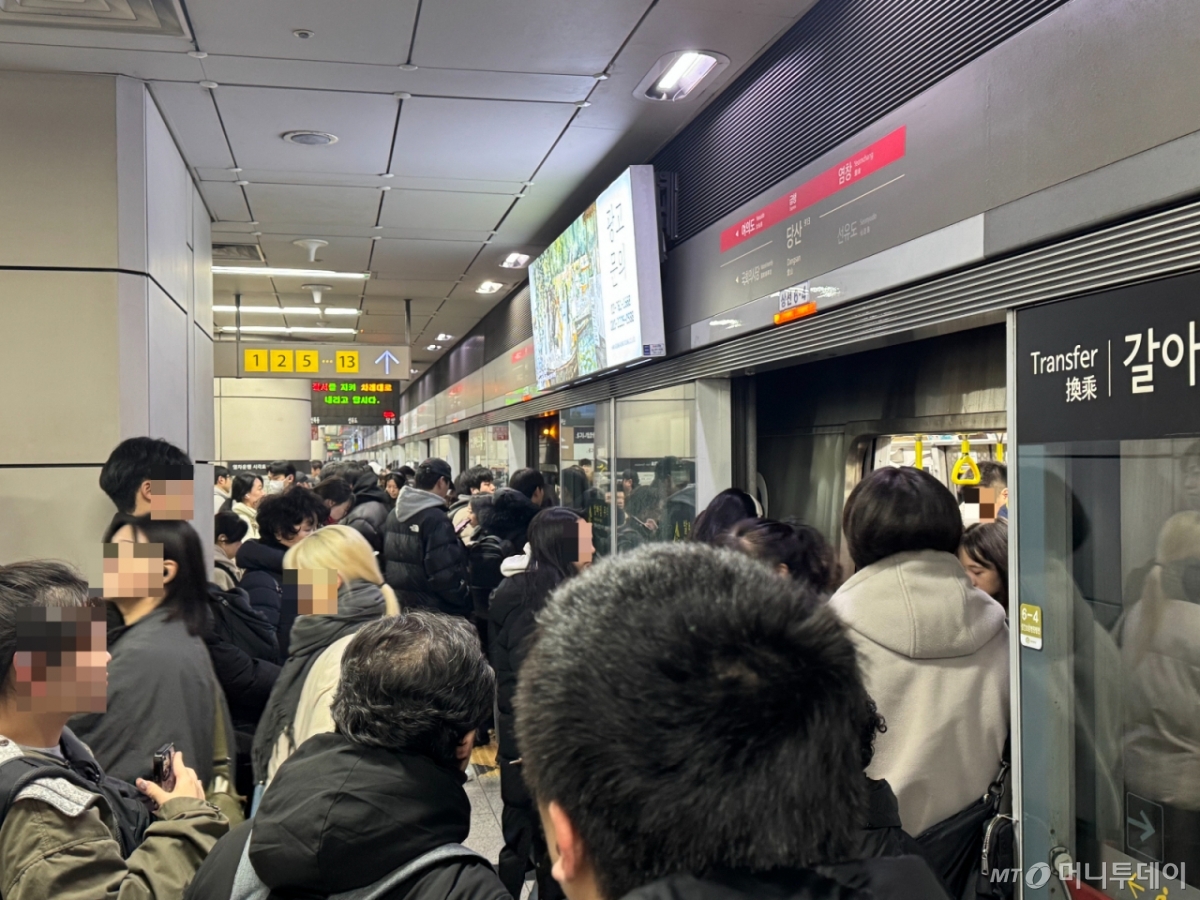14일 오전 서울 영등포구 9호선 당산역에 도착한 급행열차에서 시민들이 내리는 모습./사진=최문혁 기자.
