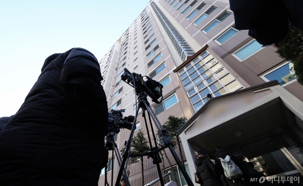 경찰이 공천헌금 수수 등 각종 비위 의혹에 휩싸인 김병기 더불어민주당 의원 주거지 등 6개소에 대한 압수수색을 실시한 가운데 14일 서울 동작구 김병기 의원의 자택에서 취재진이 대기하고 있다./사진=뉴스1