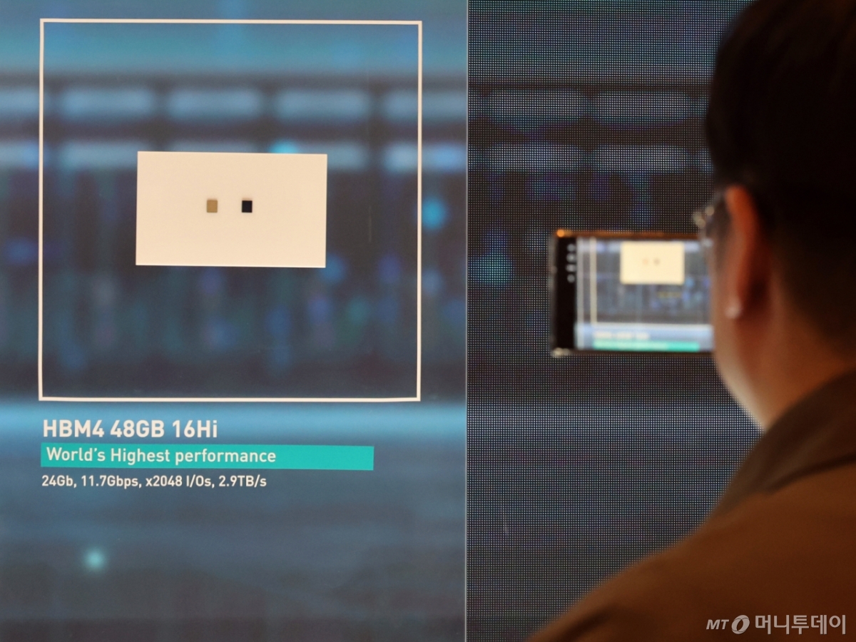 (라스베이거스=뉴스1) 황기선 기자 = 세계 최대 IT(정보기술)·가전 전시회 'CES 2026' 개막 사흘차인 8일(현지시간) 미국 네바다주 라스베이거스 베네치안호텔에 마련된 SK하이닉스 전시관에서 '프레스투어' 참석자가 'HBM4 48G 16Hi'를 촬영하고 있다. 2026.1.9/뉴스1  Copyright © 뉴스1. All rights reserved. 무단 전재 및 재배포,  AI학습 이용 금지. /사진=(라스베이거스=뉴스1) 황기선 기자