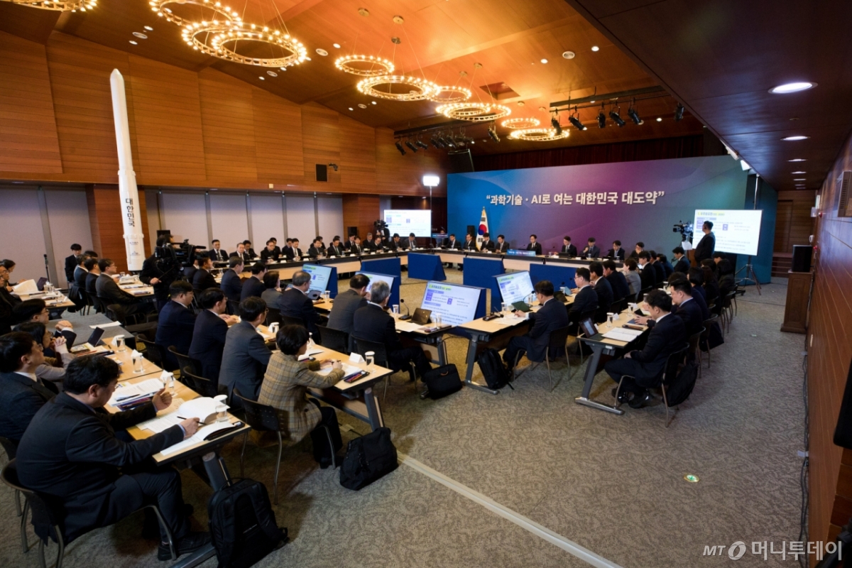 14일 오전 서울 중구 서울중앙우체국에서 열린 '우주항공청, 과학기술원, 정보통신기술분야 업무보고' 에서 배경훈 부총리 겸 과학기술정보통신부 장관의 발언이 'KTV' 에서 생중계 되고 있다. 이날 우주항공청, 한국항공우주연구원, 한국천문연구원,  한국과학기술원, 광주과학기술원, 대구경북과학기술원, 울산과학기술원,정보통신산업진흥원, 한국지능정보사회진흥원, 한국인터넷진흥원, 정보통신기획평가원, 한국데이터산업진흥원, 국립전파연구원, 중앙전파관리소, 한국방송통신전파진흥원 등이 업무보고를 실시했다. /사진=과학기술정보통신부