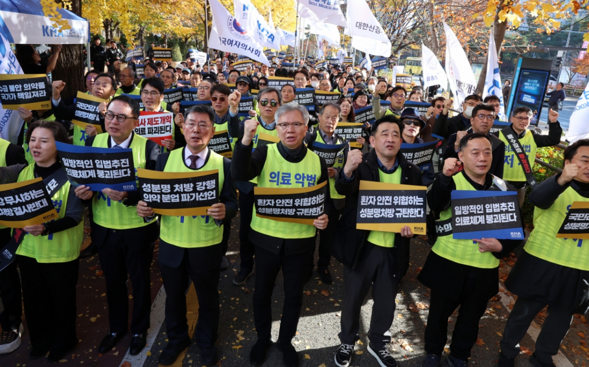 김택우 대한의사협회 회장 및 참석자들이 지난해 11월16일 오후 서울 여의도 국회 앞에서 열린 국민건강수호 및 의료악법저지를 위한 전국의사 대표자 궐기대회에서 구호를 외치고 있다. /사진=뉴시스