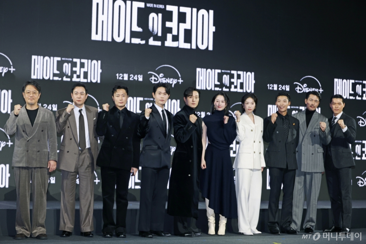 우민호 감독, 배우 박용우, 노재원, 강길우, 정성일, 원지안, 서은수, 우도환, 정우성, 현빈이 15일 오전 서울 강남구 그랜드 인터컨티넨탈 서울 파르나스 호텔에서 진행된 디즈니+ 오리지널 시리즈 '메이드 인 코리아' 제작발표회에 참석해 포즈를 취하고 있다.  부와 권력에 대한 야망을 지닌 남자와 그를 막기 위해 모든 것을 내던진 검사, 시대의 소용돌이 속 펼쳐지는 이야기 '메이드 인 코리아'. /2025.12.15 /사진=이동훈 photoguy@