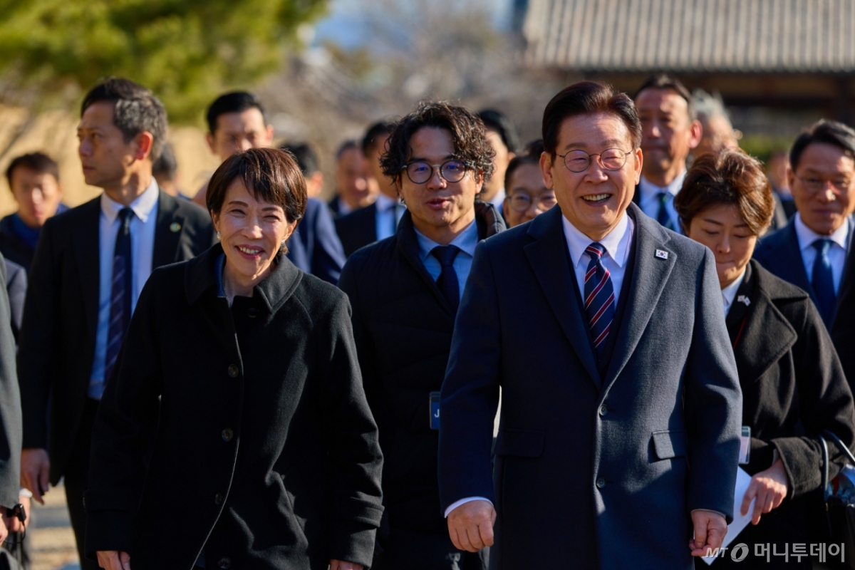 (나라(일본)=뉴스1) 이재명 기자 = 이재명 대통령과 다카이치 사나에 일본 총리가 14일 일본 나라현의 대표 문화유적지인 호류지를 둘러보고 있다. (공동취재) 2026.1.14/뉴스1  Copyright © 뉴스1. All rights reserved. 무단 전재 및 재배포,  AI학습 이용 금지. /사진=(나라(일본)=뉴스1) 이재명 기자