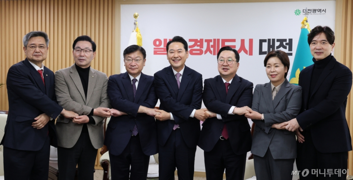 (대전=뉴스1) 김기태 기자 = 장동혁 국민의힘 대표가 14일 오전 대전시청에서 이장우 시장과 대전충남 행정통합 관련 정책협의를 마치고 포즈를 취하고 있다.  2026.1.14/뉴스1  Copyright © 뉴스1. All rights reserved. 무단 전재 및 재배포,  AI학습 이용 금지. /사진=(대전=뉴스1) 김기태 기자