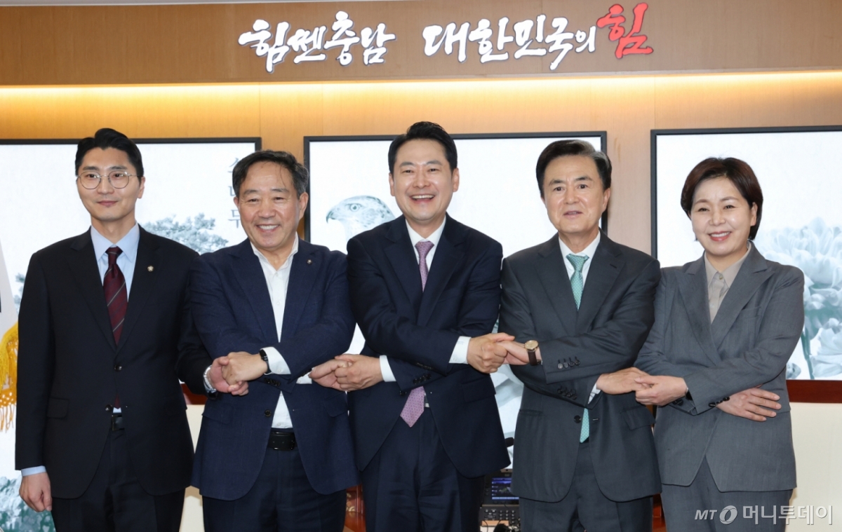 (홍성=뉴스1) 김기태 기자 = 장동혁 국민의힘 대표가 14일 오후 충남도청에서 김태흠 충남지사와 대전충남 행정통합 관련 정책협의에 앞서 악수하고 있다.  2026.1.14/뉴스1  Copyright © 뉴스1. All rights reserved. 무단 전재 및 재배포,  AI학습 이용 금지. /사진=(홍성=뉴스1) 김기태 기자