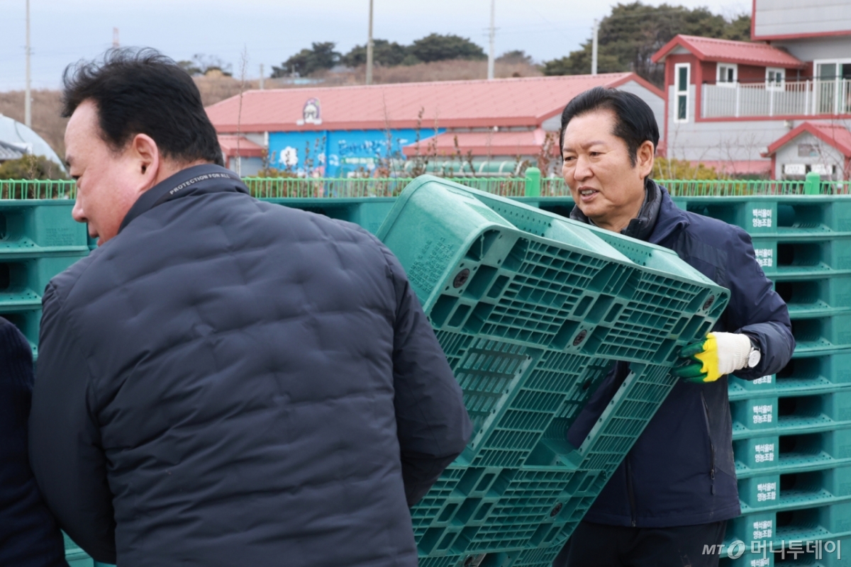 [당진=뉴시스] 고승민 기자 = 정청래 더불어민주당 대표가 14일 충남 당진 백석올미마을기업을 방문, 파레트를 옮기는 작업을 하고 있다. 2026.01.14. kkssmm99@newsis.com /사진=고승민