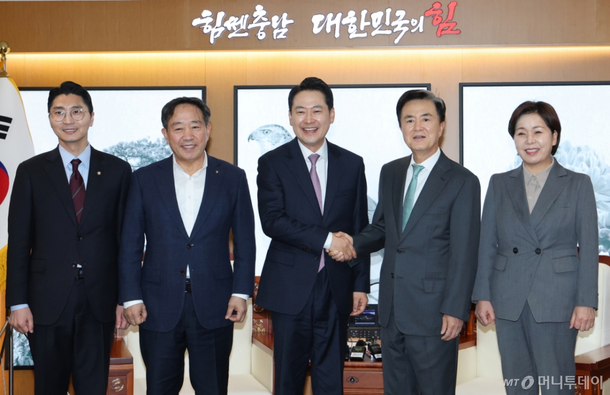 (홍성=뉴스1) 김기태 기자 = 장동혁 국민의힘 대표가 14일 오후 충남도청에서 김태흠 충남지사와 대전충남 행정통합 관련 정책협의에 앞서 악수하고 있다. 2026.1.14/뉴스1  Copyright © 뉴스1. All rights reserved. 무단 전재 및 재배포,  AI학습 이용 금지. /사진=(홍성=뉴스1) 김기태 기자