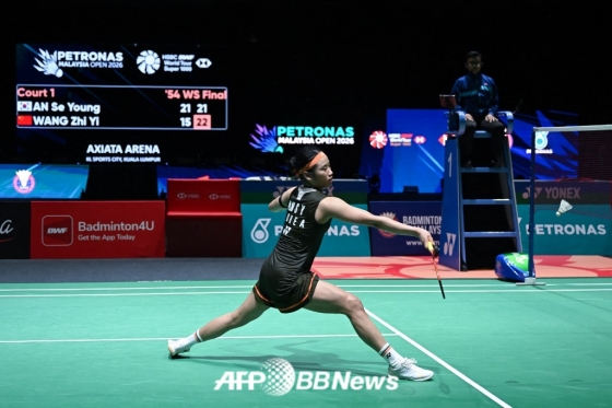 안세영이 11일(한국 시각) 말레이시아 쿠알라룸푸르에서 열린 세계배드민턴연맹(BWF) 월드투어 슈퍼 1000 말레이시아오픈 여자 단식 결승에서 세계 2위 왕즈이와 경기를 펼치고 있다. /AFPBBNews=뉴스1