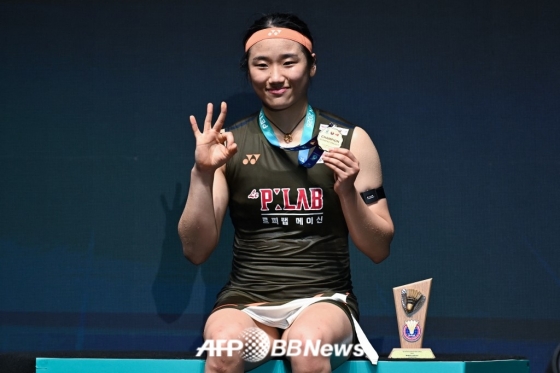 안세영이 11일(한국 시각) 말레이시아 쿠알라룸푸르에서 열린 세계배드민턴연맹(BWF) 월드투어 슈퍼 1000 말레이시아오픈 여자 단식 결승에서 세계 2위 왕즈이(중국)를 2-0(21-15, 24-22)으로 꺾은 뒤 메달을 들어 보이며 기뻐하고 있다. /AFPBBNews=뉴스1