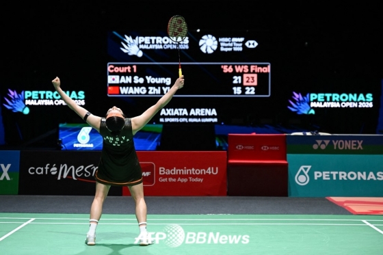안세영이 11일(한국 시각) 말레이시아 쿠알라룸푸르에서 열린 세계배드민턴연맹(BWF) 월드투어 슈퍼 1000 말레이시아오픈 여자 단식 결승에서 세계 2위 왕즈이(중국)를 2-0(21-15, 24-22)으로 꺾은 뒤 포효하고 있다. /AFPBBNews=뉴스1