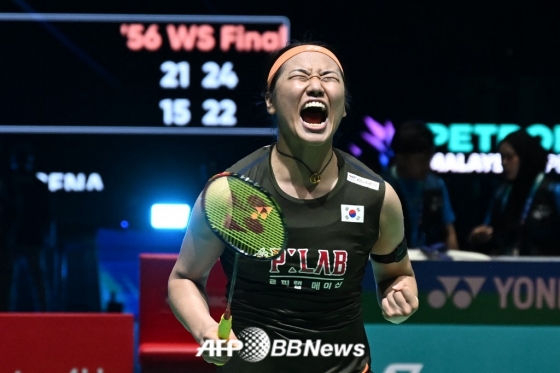 안세영이 11일(한국 시각) 말레이시아 쿠알라룸푸르에서 열린 세계배드민턴연맹(BWF) 월드투어 슈퍼 1000 말레이시아오픈 여자 단식 결승에서 세계 2위 왕즈이(중국)를 2-0(21-15, 24-22)으로 꺾은 뒤 포효하고 있다. /AFPBBNews=뉴스1