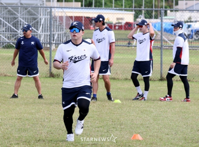 문현빈(왼쪽에서 2번째)이 사이판 1차 캠프에서 러닝 훈련을 하고 있다. /사진=강영조 선임기자