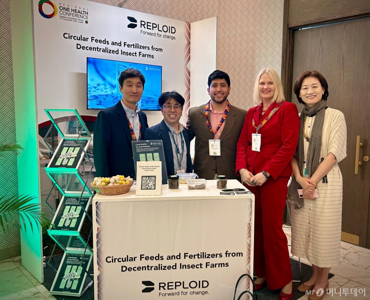 World Bank 컨퍼런스에 참석한 방혜선 농진청 농업생물부장(사진 오른쪽 1번째)이 관계자들과 함께 환하게 웃고 있다. /사진=농촌진흥청