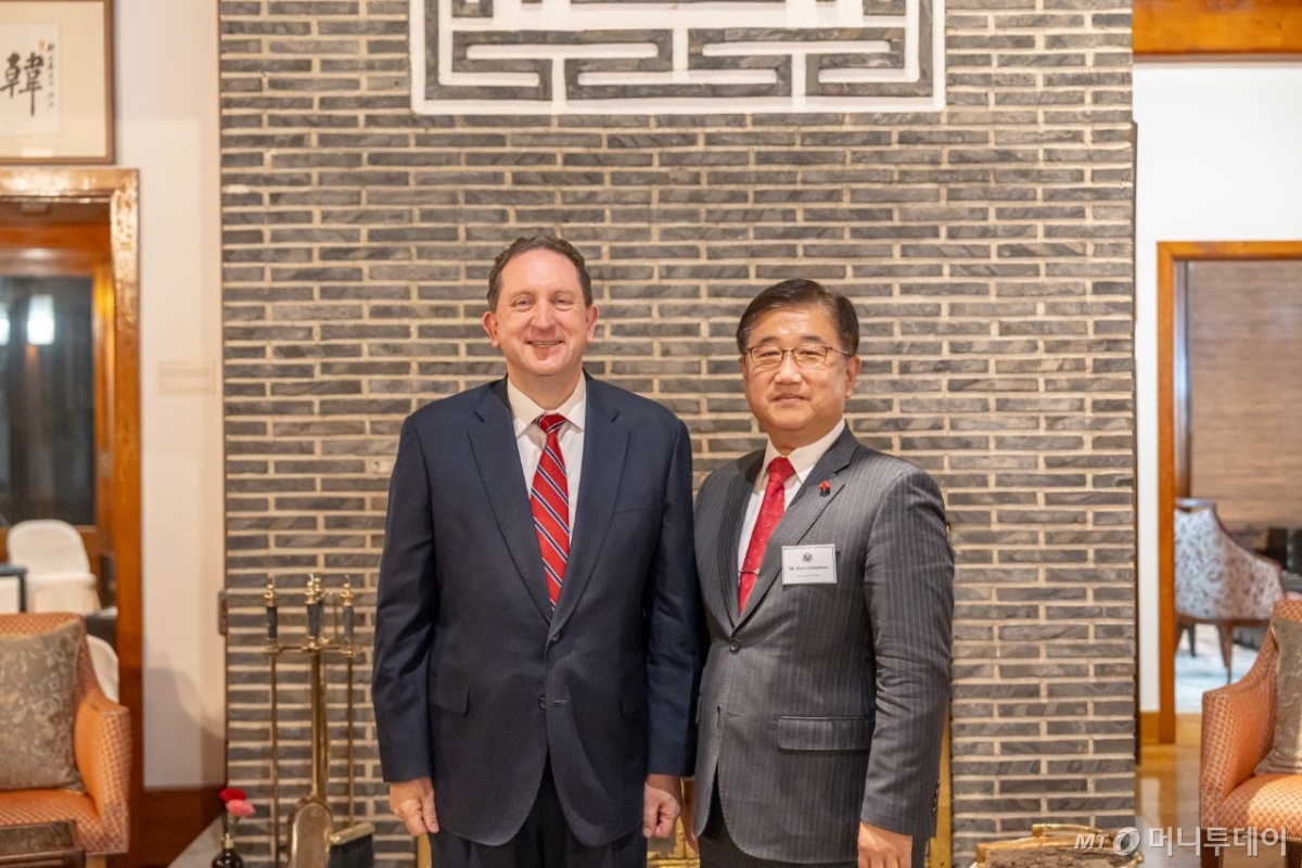 (서울=뉴스1) 이재명 기자 = 박관천 대통령경호처 정책관(오른쪽)과 제임스 R. 헬러 주한미국대사관 대사대리가 지난 12일 미국대사관저에서 열린 대통령경호처 초청 리셉션에서 기념촬영을 하고 있다. (대통령경호처 제공. 재판매 및 DB 금지) 2026.1.15/뉴스1  Copyright © 뉴스1. All rights reserved. 무단 전재 및 재배포,  AI학습 이용 금지. /사진=(서울=뉴스1) 이재명 기자