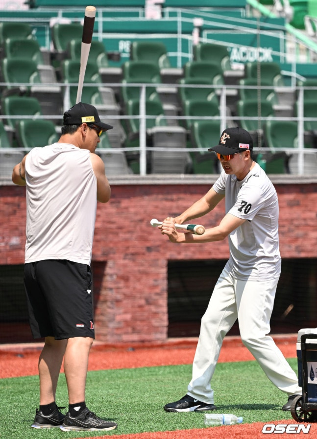 SSG 랜더스 시절 함께했던 김원형(오른쪽) 감독과 고(故) 김민재 코치.