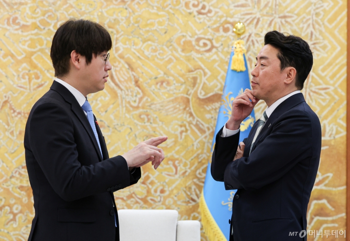 [서울=뉴시스] 고범준 기자 = 강훈식 비서실장과 하정우 AI미래기획수석이 15일 청와대 본관에서 열린 이재명 대통령과 아랍에미리트(UAE)의 칼둔 칼리파 알 무바라크 아부다비행정청장 접견에 앞서 대화를 나누고 있다. (청와대통신사진기자단) 2026.01.15. bjko@newsis.com /사진=