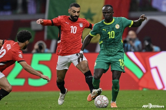 네이션스컵 4강에서 만난 모하메드 살라(왼쪽)와 사디오 마네. /AFPBBNews=뉴스1